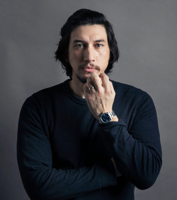 Actor Adam Driver; hombre de cabello negro, lacio y largo, con barba y bigote