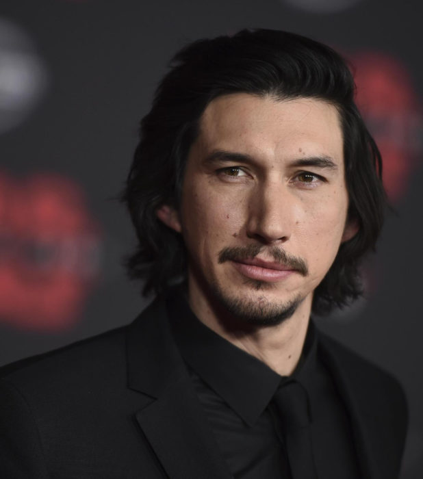 Actor Adam Driver; hombre con traje negro, cabello oscuro, largo y lacio, con bigote y barba