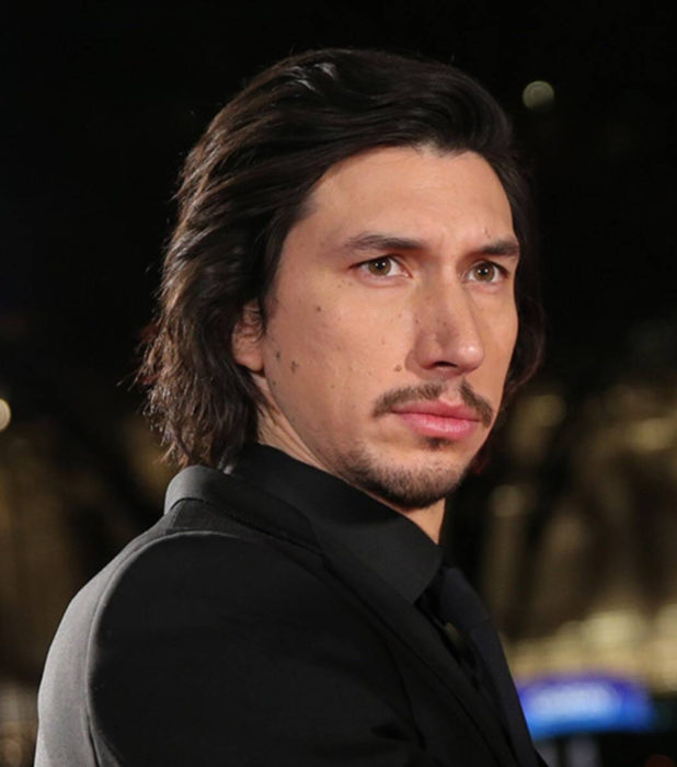 Actor Adam Driver; hombre con traje, cabello oscuro, ojos verdes. barba y bigote