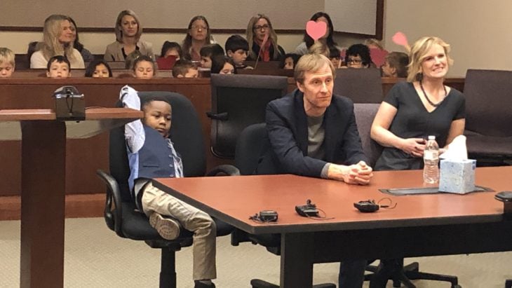 Michael Orlando Clark Jr., niño invita a sus compañeros de kínder a su audiencia de adopción
