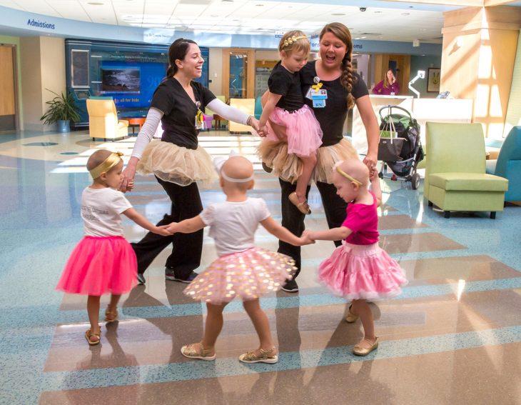 McKinley, Lauren, Ava y Chloe; niñas vencen al cáncer y se hacen amigas en el hospital; pequeñas con tutús rosas bailando