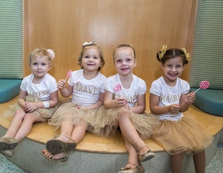 McKinley, Lauren, Ava y Chloe; niñas vencen al cáncer y se hacen amigas en el hospital; pequeñas con tutús dorados y moños en la cabeza