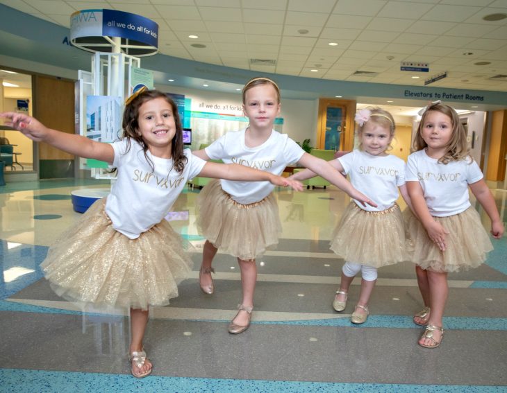 McKinley, Lauren, Ava y Chloe; niñas vencen al cáncer y se hacen amigas en el hospital; pequeñas con tutús dorados y moños en la cabeza