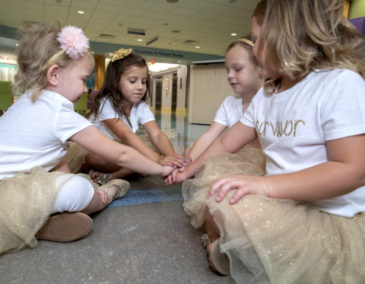 McKinley, Lauren, Ava y Chloe; niñas vencen al cáncer y se hacen amigas en el hospital; pequeñas con tutús dorados y moños en la cabeza