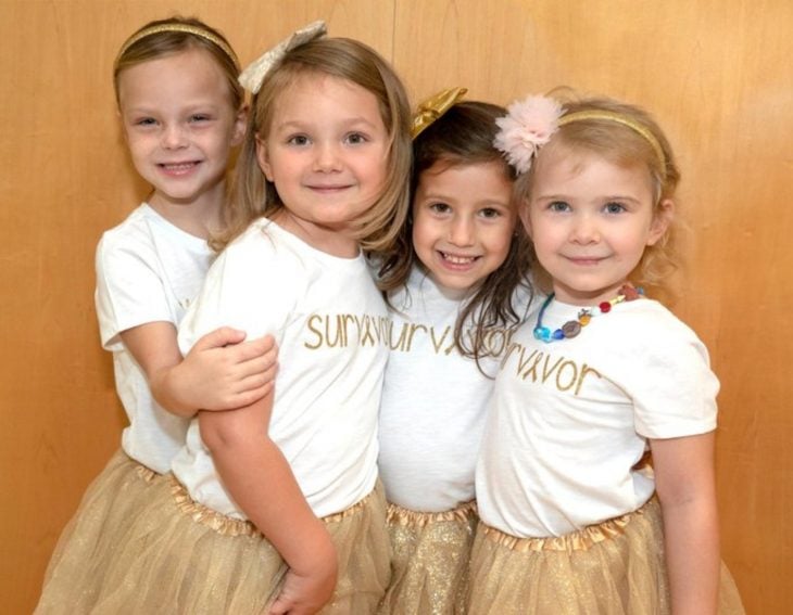 McKinley, Lauren, Ava y Chloe; niñas vencen al cáncer y se hacen amigas en el hospital; pequeñas con tutús dorados y moños en la cabeza