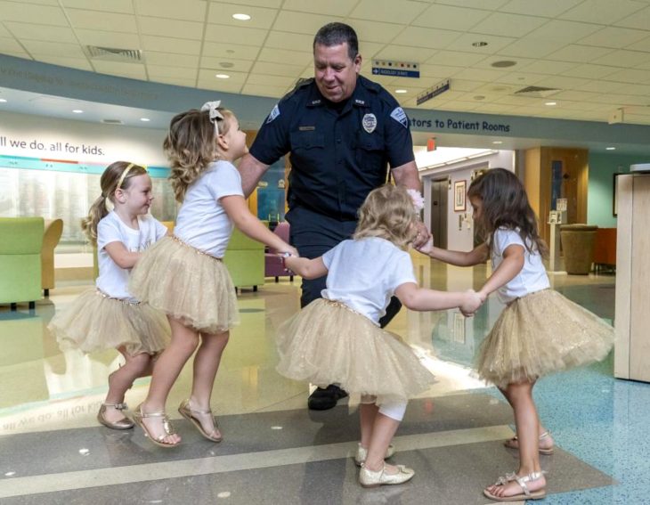 McKinley, Lauren, Ava y Chloe; niñas vencen al cáncer y se hacen amigas en el hospital; pequeñas con tutús dorados y moños en la cabeza; pequeñas bailando con policía