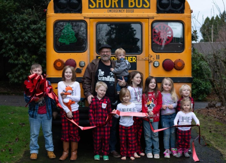 Doug Hayes, abuelo de 10 nietos compra autobús escolar en Navidad para llevarlos a la escuela
