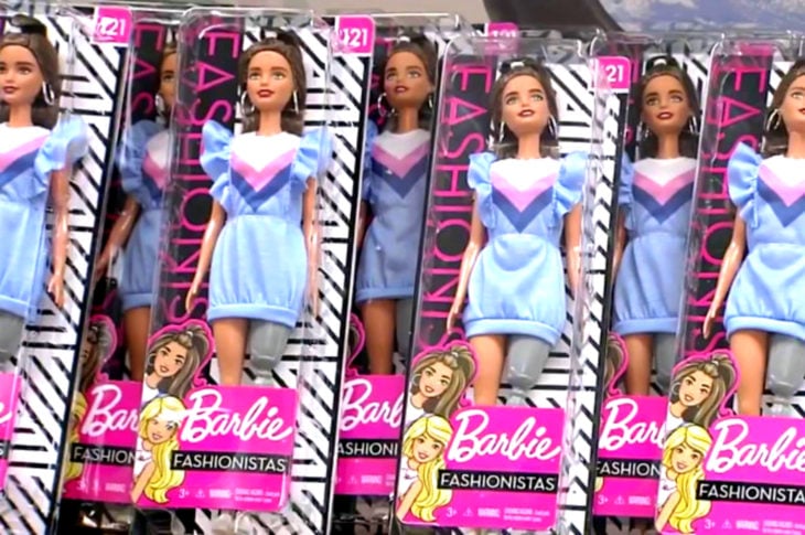 Chloe Newman dona a hospital muñecas Barbie de Mattel con prótesis de pierna