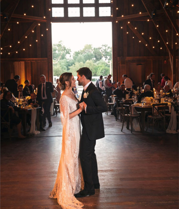 Hilary Swank y Philip Schneider el día de su boda bailando en un amplio salón 
