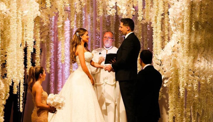 Boda de Sofía Vergara y Joe Manganiello en un hermoso altar decorado con flores blancas 