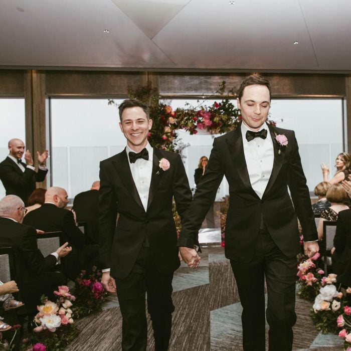 Jim Parsons y Todd Spiewak caminando tomados de la mano después de su boda 