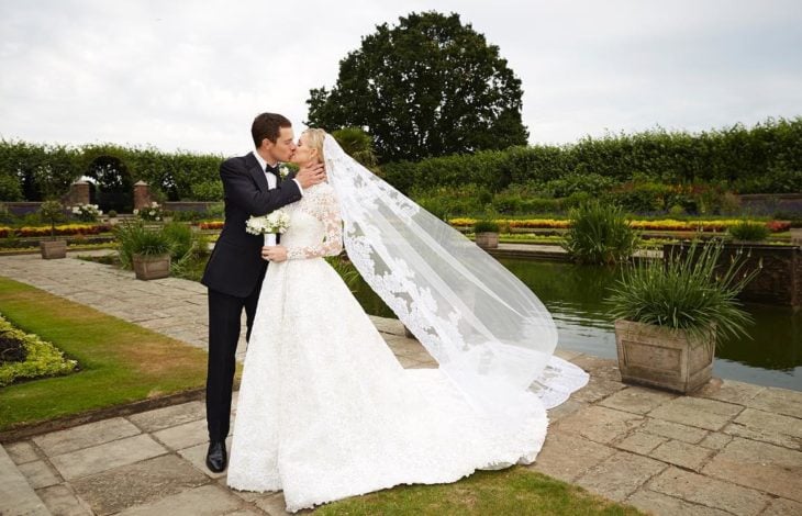 Nicky Hilton y James Rothschild el día de su boda posando para la sesión de fotos en un jardín 