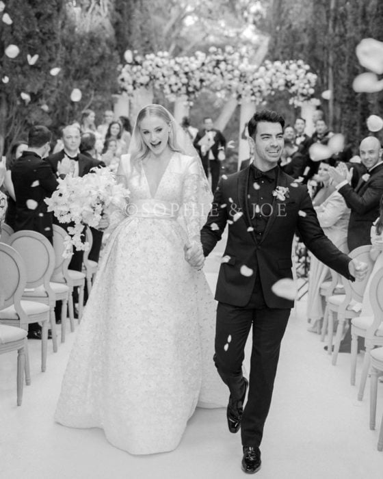 Joe Jonas y Sophie Turner caminando por el pasillo del altar el día de su boda