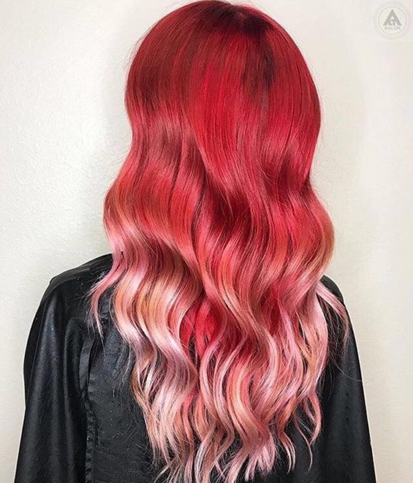 Chica con el cabello teñido en rojo y luces de color platinado 