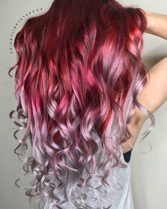 Chica con el cabello teñido de color rojo y platinado 