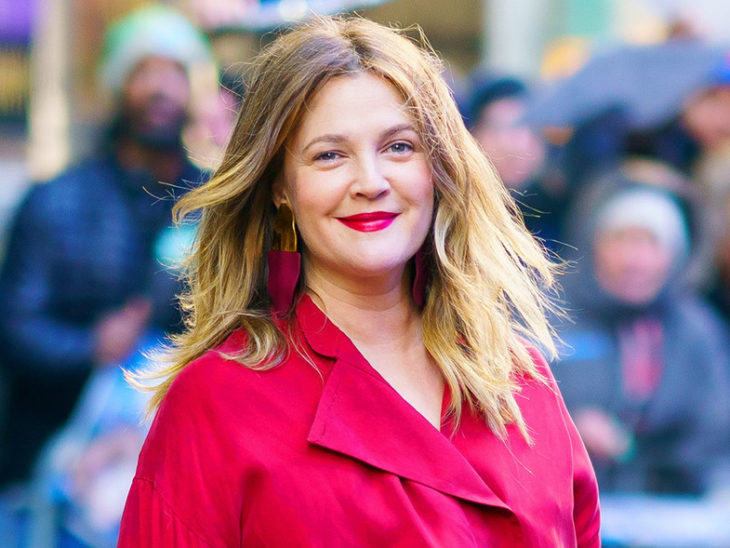 Drew Barrymore sonriendo en una alfombra roja 