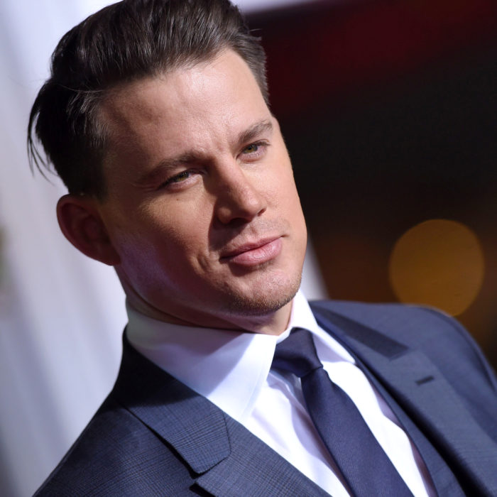 Channing Tatum termina su relación con Jessie J y busca el amor en una aplicación de citas; hombre con traje gris y corbata