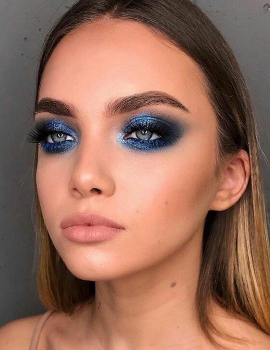 Pantone elije el classic blue como el color del 2020; chica con maquillaje de ojos azul clásico