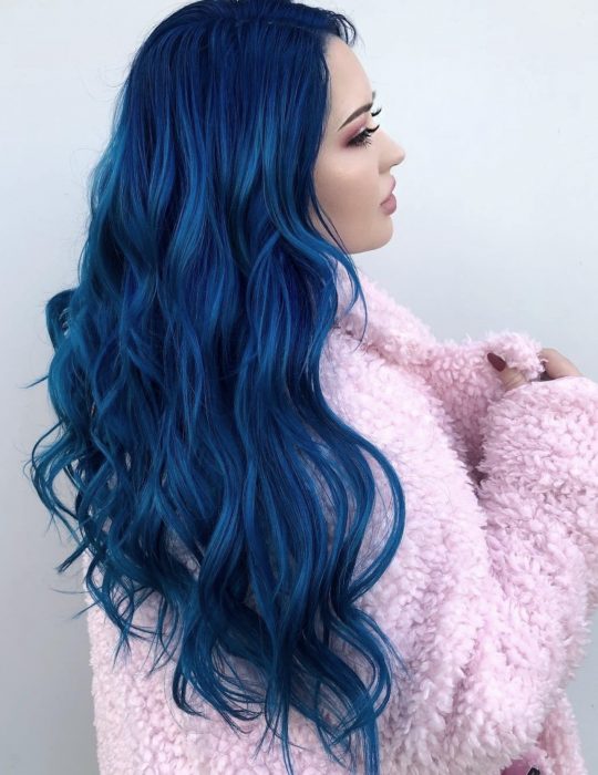 Pantone elije el classic blue como el color del 2020; chica de cabello largo, ondulado azul clásico con abrigo rosa