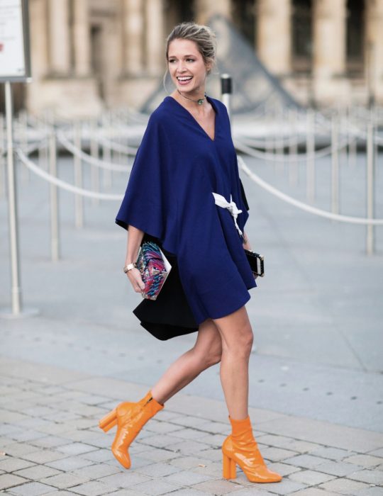 Pantone elije el classic blue como el color del 2020; mujer con vestido azul clásico con botines anaranjados