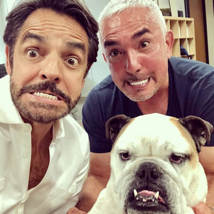 Cesar Millan con Eugenio y Fiona Derbez posando para una fotografía