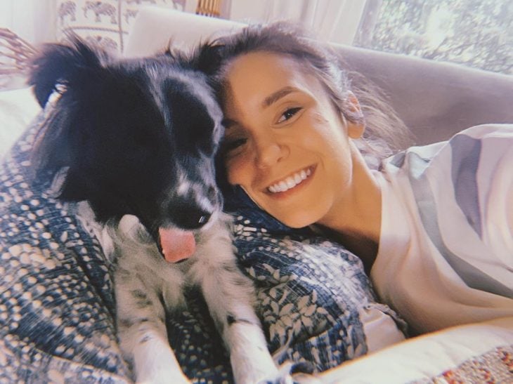 Nina Dobrev  recostada junto a su perro Maverick Dobrev 