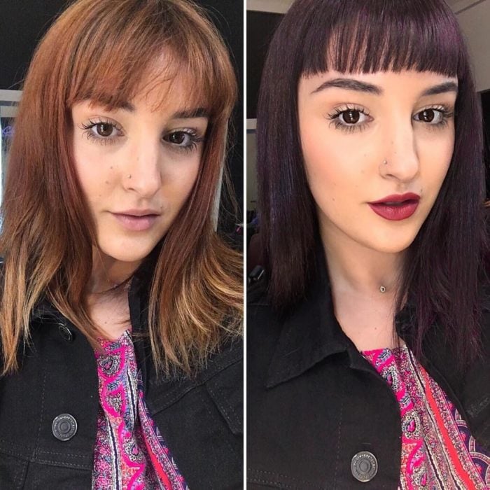 Chica mostrando su cabello antes y después del tono de color dark violeta 