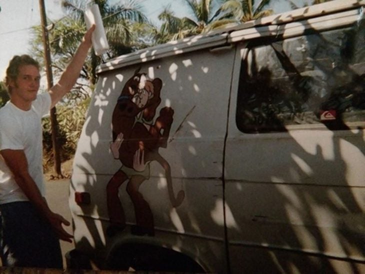 Chriss Pratt junto a su furgoneta cuando vivía en Hawaii