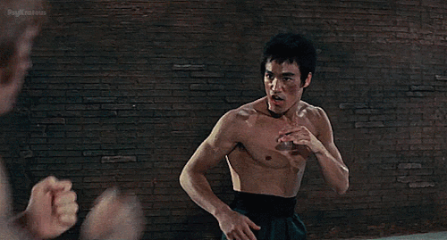 Gif de Bruce Lee peleando en una de sus películas