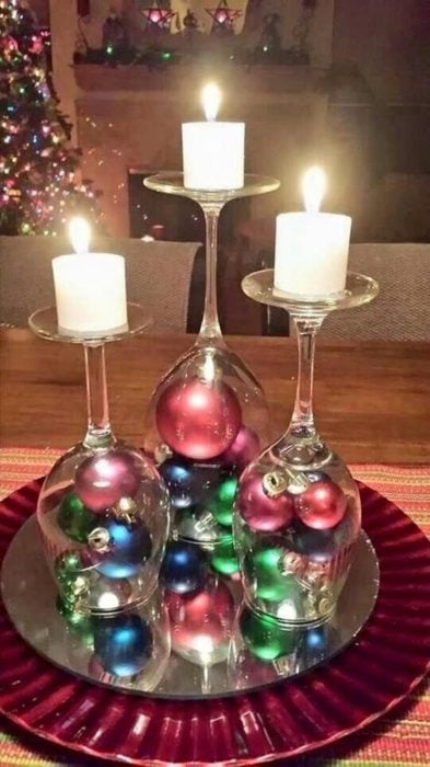 Decoración que puedes hacer con esferas en velas para centros de mesa