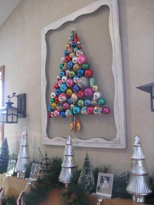 Decoración que puedes hacer con esferas como pinos de navidad 