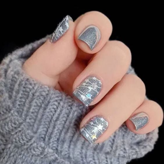 Decoración de uñas cortas en gris y blanco, copos de nieve