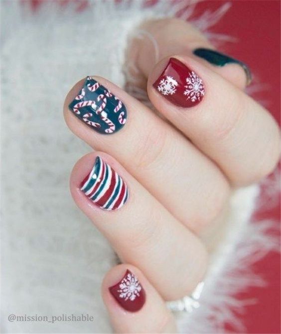 Uñas cortas con decoración navideña en rojo, azul y blanco