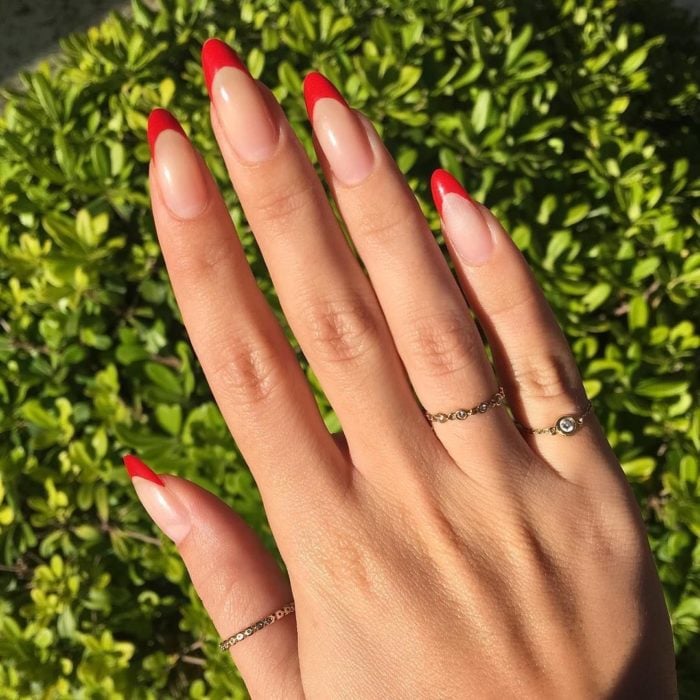 Uñas de manicure francesa en color rojo