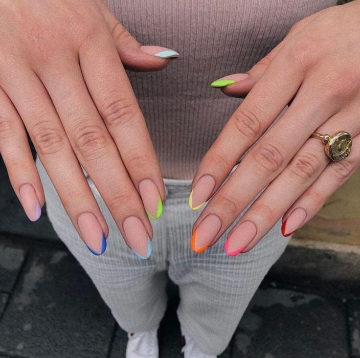 Uñas de manicure francesa en colores amarillo. rosa, rojo y azul