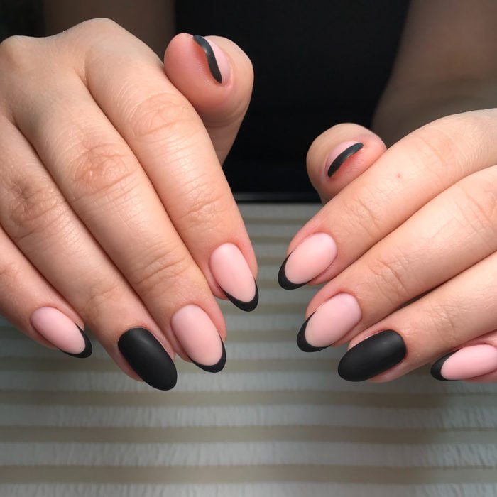Uñas de manicure francesa en color negro