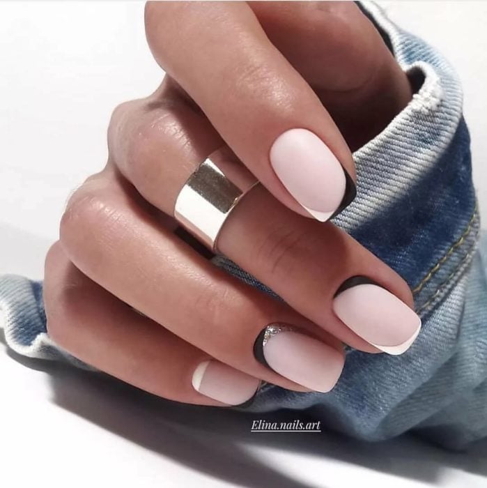 Uñas de manicure francesa en color blanco con rosa