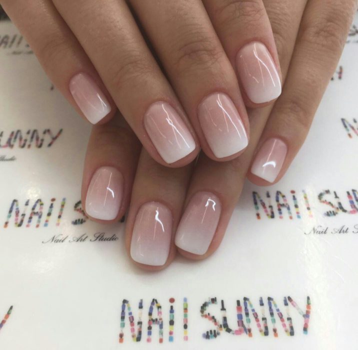 Uñas de manicure francesa en color blanco con degradado en rosa