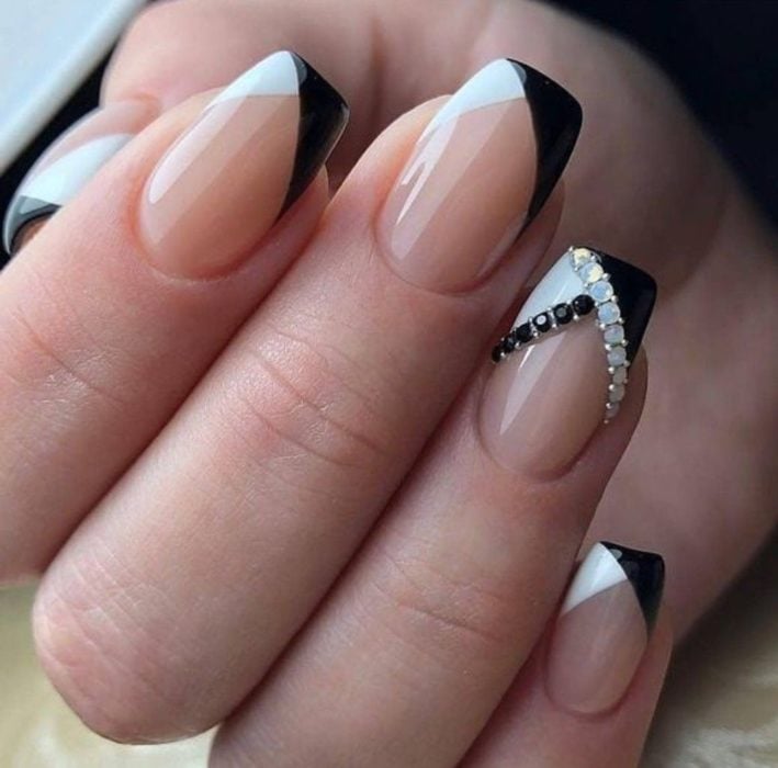 Uñas de manicure francesa en color blanco con negro
