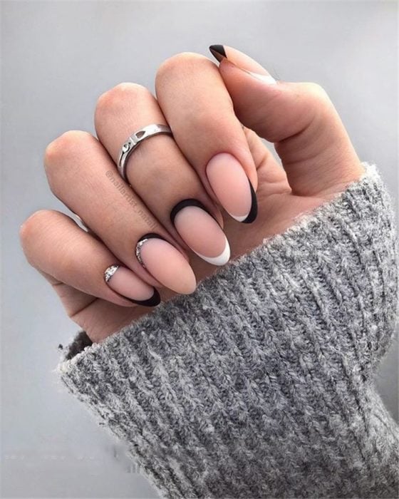 Uñas de manicure francesa en color blanco con negro