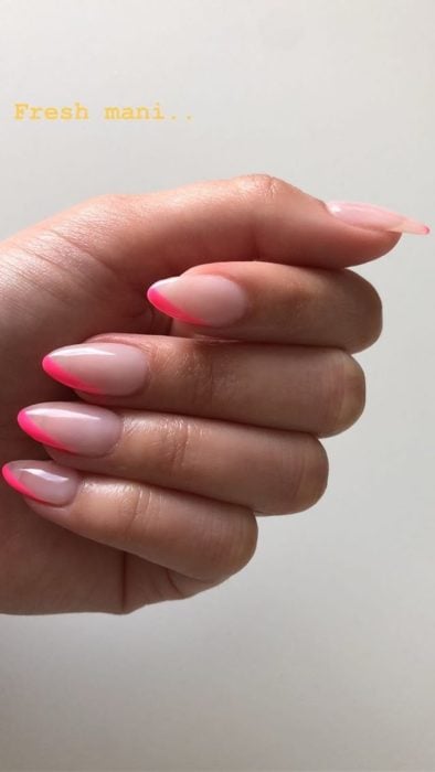 Uñas de manicure francesa en color rosa claro