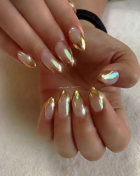 Uñas de manicure francesa en color dorado con efecto espejo