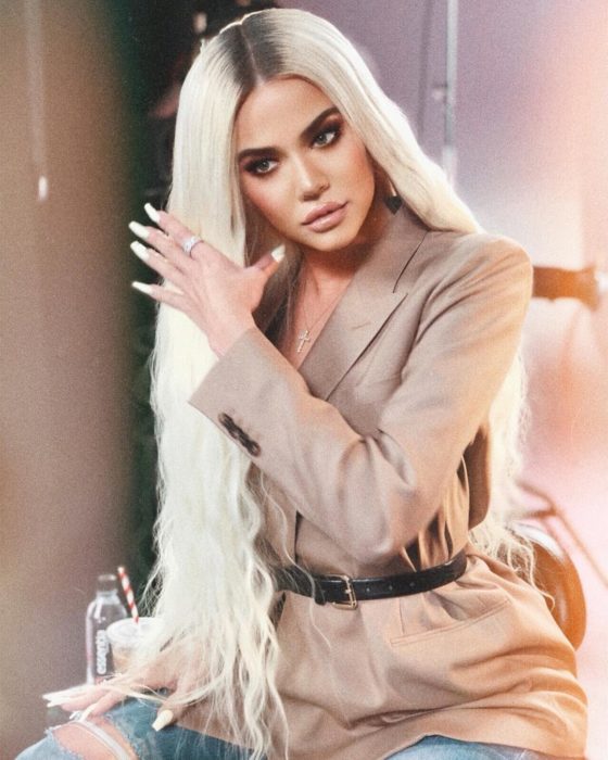 Error de Photoshop de Khloe Kardashian en sus dedos 