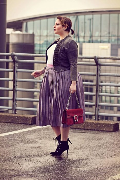 falda plisada lila con chamarra biker negra y camiseta blanca