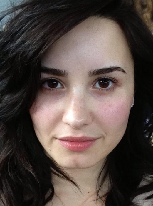 Demi Lovato sin maquillaje, sonriendo para una selfie