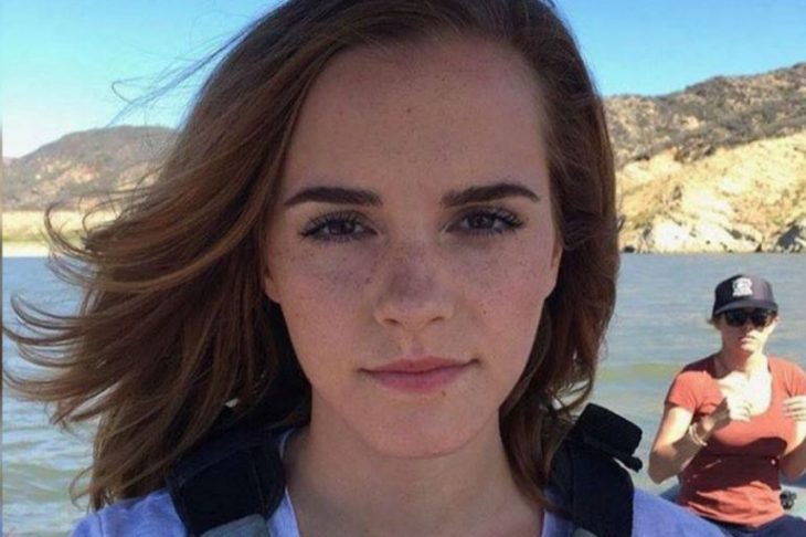 Emma Watson tomando una selfie de su rostro