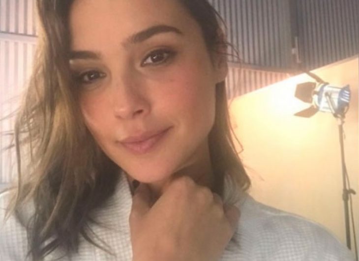 Gal Gadot sin maquillaje, posando para una selfie