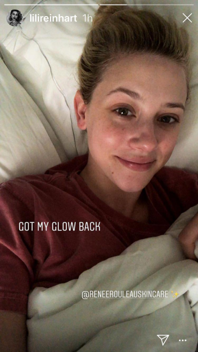 Lili Reinhart recostada en su cama tomando una selfie