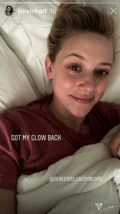 Lili Reinhart recostada en su cama tomando una selfie