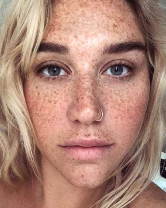 Kesha sin maquillaje, mostrando sus pecas, sonriendo ligeramente